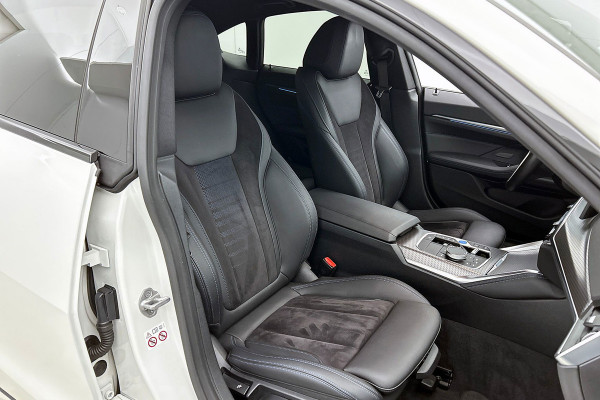 BMW i4 EDrive35 70 kWh M-sportpakket SoH 93,46%(1e Eig, Dealer OndH, Navi Pro, Camera, Carplay, Addapt Cruise, StoelV, PDC V+A,Etc