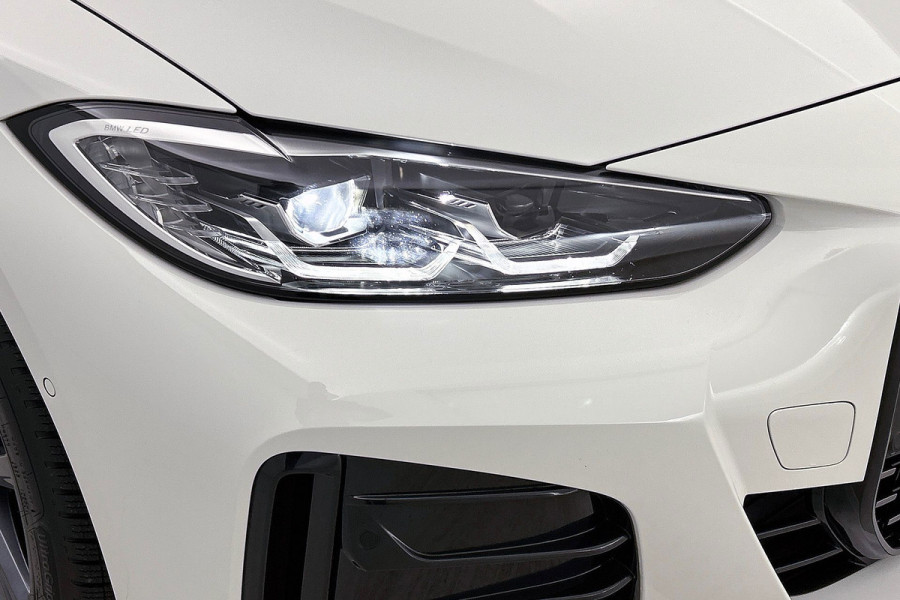 BMW i4 EDrive35 70 kWh M-sportpakket SoH 93,46%(1e Eig, Dealer OndH, Navi Pro, Camera, Carplay, Addapt Cruise, StoelV, PDC V+A,Etc