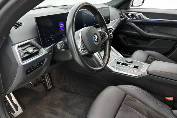 BMW i4 EDrive35 70 kWh M-sportpakket SoH 93,46%(1e Eig, Dealer OndH, Navi Pro, Camera, Carplay, Addapt Cruise, StoelV, PDC V+A,Etc