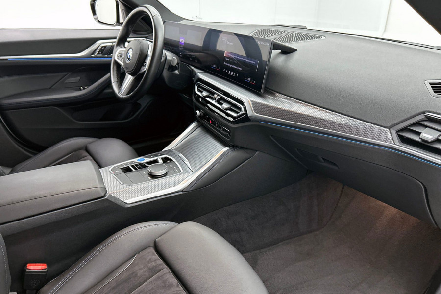 BMW i4 EDrive35 70 kWh M-sportpakket SoH 93,46%(1e Eig, Dealer OndH, Navi Pro, Camera, Carplay, Addapt Cruise, StoelV, PDC V+A,Etc