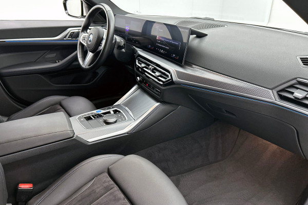 BMW i4 EDrive35 70 kWh M-sportpakket SoH 93,46%(1e Eig, Dealer OndH, Navi Pro, Camera, Carplay, Addapt Cruise, StoelV, PDC V+A,Etc