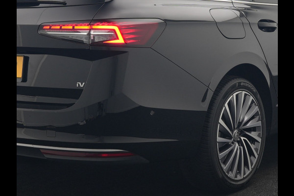Škoda Superb Combi 1.5 TSI Laurin & Klement PHEV 204pk Dealer O.H. | Trekhaak Af Fabriek | Head Up | Adaptive Cruise | 360 Camera | Lederen Comfortzetels Massage & Ventilatie & Memory | Canton Audio | Stuur & Stoelen Verwarmd | Keyless | Blis | Plug In Hybrid |