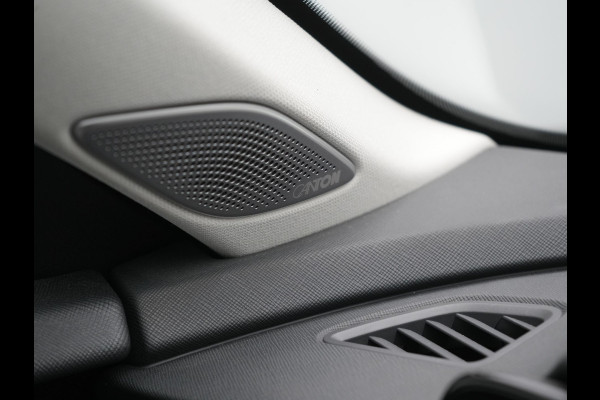 Škoda Superb Combi 1.5 TSI Laurin & Klement PHEV 204pk Dealer O.H. | Trekhaak Af Fabriek | Head Up | Adaptive Cruise | 360 Camera | Lederen Comfortzetels Massage & Ventilatie & Memory | Canton Audio | Stuur & Stoelen Verwarmd | Keyless | Blis | Plug In Hybrid |