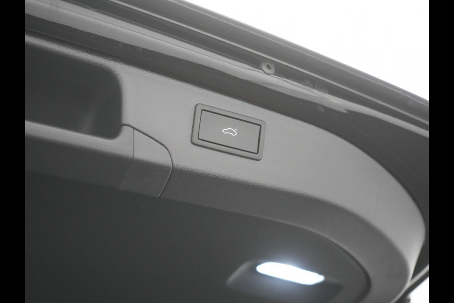 Škoda Superb Combi 1.5 TSI Laurin & Klement PHEV 204pk Dealer O.H. | Trekhaak Af Fabriek | Head Up | Adaptive Cruise | 360 Camera | Lederen Comfortzetels Massage & Ventilatie & Memory | Canton Audio | Stuur & Stoelen Verwarmd | Keyless | Blis | Plug In Hybrid |