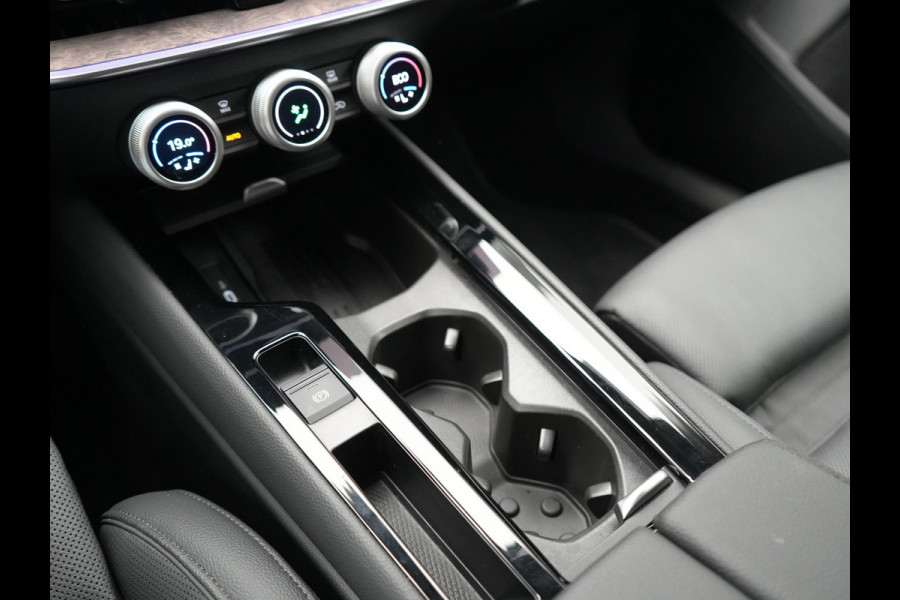 Škoda Superb Combi 1.5 TSI Laurin & Klement PHEV 204pk Dealer O.H. | Trekhaak Af Fabriek | Head Up | Adaptive Cruise | 360 Camera | Lederen Comfortzetels Massage & Ventilatie & Memory | Canton Audio | Stuur & Stoelen Verwarmd | Keyless | Blis | Plug In Hybrid |