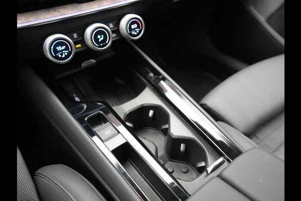 Škoda Superb Combi 1.5 TSI Laurin & Klement PHEV 204pk Dealer O.H. | Trekhaak Af Fabriek | Head Up | Adaptive Cruise | 360 Camera | Lederen Comfortzetels Massage & Ventilatie & Memory | Canton Audio | Stuur & Stoelen Verwarmd | Keyless | Blis | Plug In Hybrid |