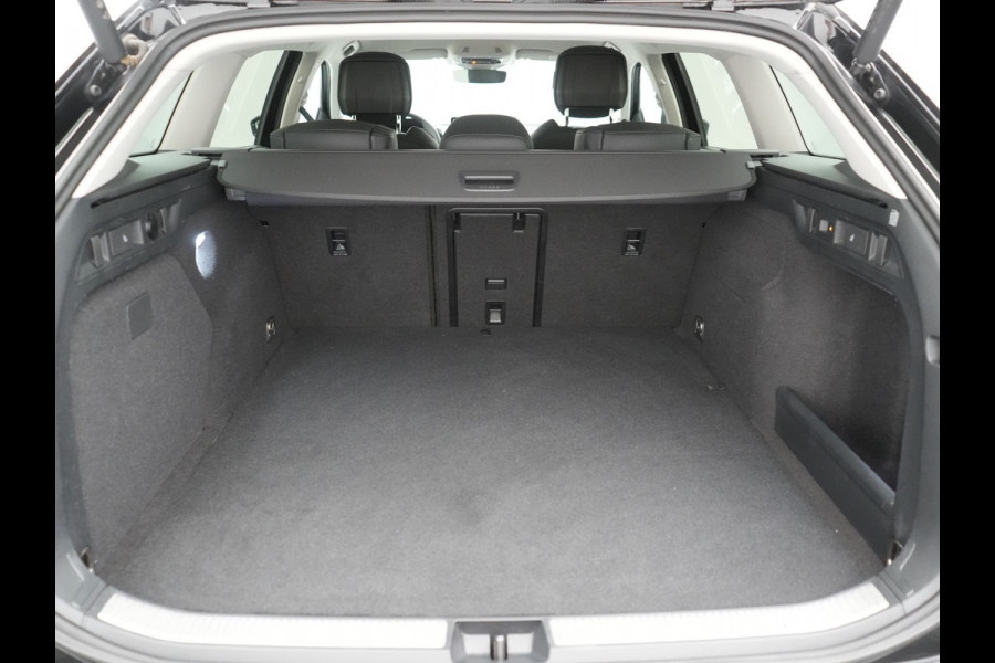 Škoda Superb Combi 1.5 TSI Laurin & Klement PHEV 204pk Dealer O.H. | Trekhaak Af Fabriek | Head Up | Adaptive Cruise | 360 Camera | Lederen Comfortzetels Massage & Ventilatie & Memory | Canton Audio | Stuur & Stoelen Verwarmd | Keyless | Blis | Plug In Hybrid |