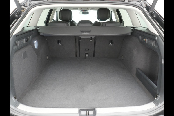 Škoda Superb Combi 1.5 TSI Laurin & Klement PHEV 204pk Dealer O.H. | Trekhaak Af Fabriek | Head Up | Adaptive Cruise | 360 Camera | Lederen Comfortzetels Massage & Ventilatie & Memory | Canton Audio | Stuur & Stoelen Verwarmd | Keyless | Blis | Plug In Hybrid |