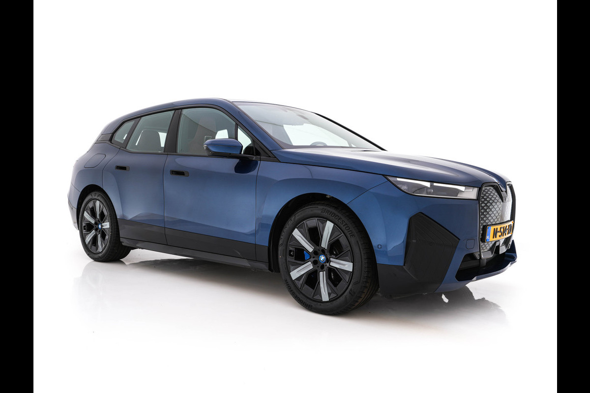 BMW iX xDrive40 High Executive 77 kWh AWD [ 3-Fase-11kW ] {SOH-100%} (INCL-BTW) *LEATHER | TOPVIEW | FULL-LED | MEMORY-PACK | HARMAN/KARDON | BLINDSPOT | WIDESCREEN-COCKPIT | HEATED-COMFORTSEATS | DAB | AMBIENTLIGHT | NAVI-FULLMAP | TOWBAR | HEAD-UP | 21''ALU*