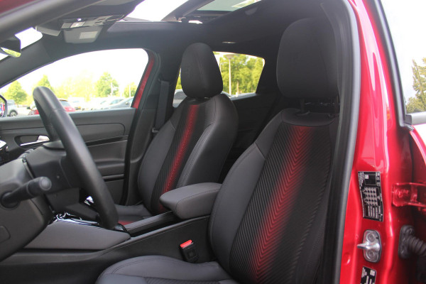 Alfa Romeo junior ELETTRICA SPECIALE 156PK 54 kWh | PANORAMISCH SCHUIF/KANTEL DAK | BICOLOR DAK (ZWART DAK) | WARMTEPOMP | TECHNOLOGIE PAKKET (O.A. FULL LED ADAPTIVE MATRIX KOPLAMPEN/DODEHOEK DETECTIE/DRAADLOZE TELEFOONLADER/ACHTERUITRIJ CAMERA/PARKEERSENSOREN VOOR, ACHTER,ZIJKANT) | DRAADLOZE APPLE CARPLAY/ANDROID AUTO | CLIMATE CONTROL | ELEKTRISCH BEDIENBARE ACHTERKLEP | STOEL VERWARMING | ELEKTRISCH BEDIENBARE VOORSTOEL MET MASSAGE FUNCTIE | VERKEERSBORDEN HERKENNING | ADAPTIVE CRUISE CONTROL | KEYLESS ENTRY/START | VOORRUIT VERWARMING |