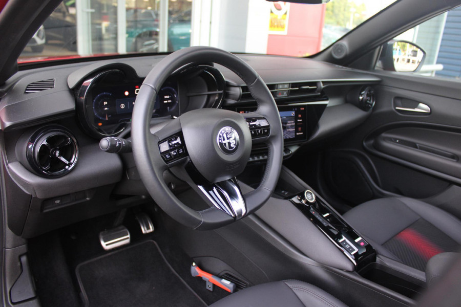 Alfa Romeo junior ELETTRICA SPECIALE 156PK 54 kWh | PANORAMISCH SCHUIF/KANTEL DAK | BICOLOR DAK (ZWART DAK) | WARMTEPOMP | TECHNOLOGIE PAKKET (O.A. FULL LED ADAPTIVE MATRIX KOPLAMPEN/DODEHOEK DETECTIE/DRAADLOZE TELEFOONLADER/ACHTERUITRIJ CAMERA/PARKEERSENSOREN VOOR, ACHTER,ZIJKANT) | DRAADLOZE APPLE CARPLAY/ANDROID AUTO | CLIMATE CONTROL | ELEKTRISCH BEDIENBARE ACHTERKLEP | STOEL VERWARMING | ELEKTRISCH BEDIENBARE VOORSTOEL MET MASSAGE FUNCTIE | VERKEERSBORDEN HERKENNING | ADAPTIVE CRUISE CONTROL | KEYLESS ENTRY/START | VOORRUIT VERWARMING |