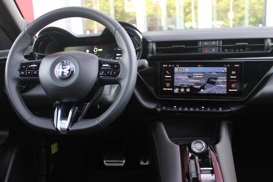 Alfa Romeo junior ELETTRICA SPECIALE 156PK 54 kWh | PANORAMISCH SCHUIF/KANTEL DAK | BICOLOR DAK (ZWART DAK) | WARMTEPOMP | TECHNOLOGIE PAKKET (O.A. FULL LED ADAPTIVE MATRIX KOPLAMPEN/DODEHOEK DETECTIE/DRAADLOZE TELEFOONLADER/ACHTERUITRIJ CAMERA/PARKEERSENSOREN VOOR, ACHTER,ZIJKANT) | DRAADLOZE APPLE CARPLAY/ANDROID AUTO | CLIMATE CONTROL | ELEKTRISCH BEDIENBARE ACHTERKLEP | STOEL VERWARMING | ELEKTRISCH BEDIENBARE VOORSTOEL MET MASSAGE FUNCTIE | VERKEERSBORDEN HERKENNING | ADAPTIVE CRUISE CONTROL | KEYLESS ENTRY/START | VOORRUIT VERWARMING |