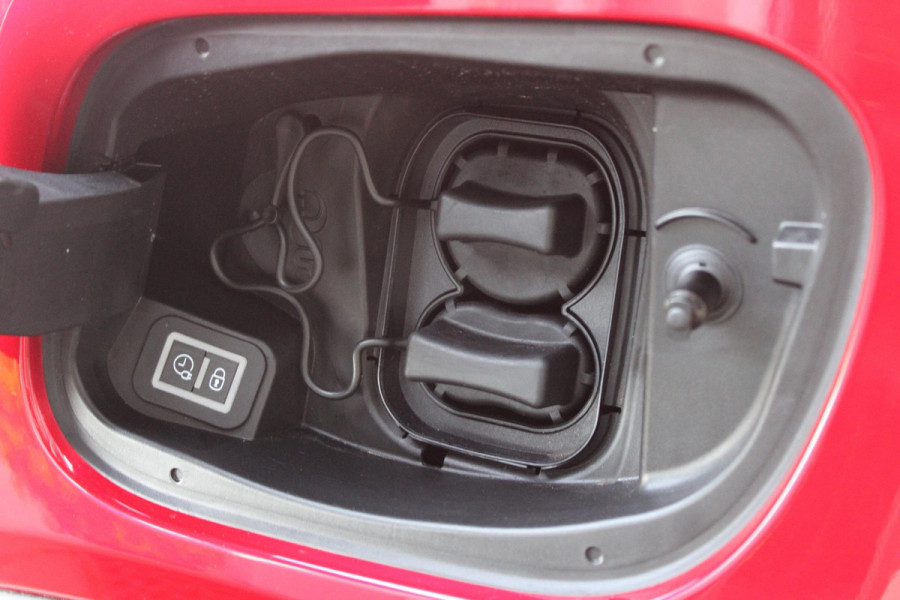 Alfa Romeo junior ELETTRICA SPECIALE 156PK 54 kWh | PANORAMISCH SCHUIF/KANTEL DAK | BICOLOR DAK (ZWART DAK) | WARMTEPOMP | TECHNOLOGIE PAKKET (O.A. FULL LED ADAPTIVE MATRIX KOPLAMPEN/DODEHOEK DETECTIE/DRAADLOZE TELEFOONLADER/ACHTERUITRIJ CAMERA/PARKEERSENSOREN VOOR, ACHTER,ZIJKANT) | DRAADLOZE APPLE CARPLAY/ANDROID AUTO | CLIMATE CONTROL | ELEKTRISCH BEDIENBARE ACHTERKLEP | STOEL VERWARMING | ELEKTRISCH BEDIENBARE VOORSTOEL MET MASSAGE FUNCTIE | VERKEERSBORDEN HERKENNING | ADAPTIVE CRUISE CONTROL | KEYLESS ENTRY/START | VOORRUIT VERWARMING |