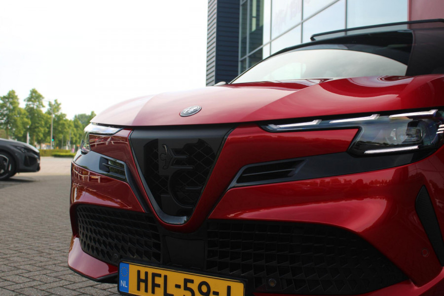 Alfa Romeo junior ELETTRICA SPECIALE 156PK 54 kWh | PANORAMISCH SCHUIF/KANTEL DAK | BICOLOR DAK (ZWART DAK) | WARMTEPOMP | TECHNOLOGIE PAKKET (O.A. FULL LED ADAPTIVE MATRIX KOPLAMPEN/DODEHOEK DETECTIE/DRAADLOZE TELEFOONLADER/ACHTERUITRIJ CAMERA/PARKEERSENSOREN VOOR, ACHTER,ZIJKANT) | DRAADLOZE APPLE CARPLAY/ANDROID AUTO | CLIMATE CONTROL | ELEKTRISCH BEDIENBARE ACHTERKLEP | STOEL VERWARMING | ELEKTRISCH BEDIENBARE VOORSTOEL MET MASSAGE FUNCTIE | VERKEERSBORDEN HERKENNING | ADAPTIVE CRUISE CONTROL | KEYLESS ENTRY/START | VOORRUIT VERWARMING |