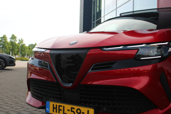 Alfa Romeo junior ELETTRICA SPECIALE 156PK 54 kWh | PANORAMISCH SCHUIF/KANTEL DAK | BICOLOR DAK (ZWART DAK) | WARMTEPOMP | TECHNOLOGIE PAKKET (O.A. FULL LED ADAPTIVE MATRIX KOPLAMPEN/DODEHOEK DETECTIE/DRAADLOZE TELEFOONLADER/ACHTERUITRIJ CAMERA/PARKEERSENSOREN VOOR, ACHTER,ZIJKANT) | DRAADLOZE APPLE CARPLAY/ANDROID AUTO | CLIMATE CONTROL | ELEKTRISCH BEDIENBARE ACHTERKLEP | STOEL VERWARMING | ELEKTRISCH BEDIENBARE VOORSTOEL MET MASSAGE FUNCTIE | VERKEERSBORDEN HERKENNING | ADAPTIVE CRUISE CONTROL | KEYLESS ENTRY/START | VOORRUIT VERWARMING |