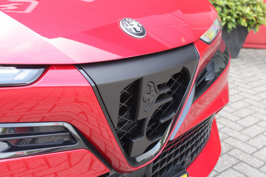 Alfa Romeo junior ELETTRICA SPECIALE 156PK 54 kWh | PANORAMISCH SCHUIF/KANTEL DAK | BICOLOR DAK (ZWART DAK) | WARMTEPOMP | TECHNOLOGIE PAKKET (O.A. FULL LED ADAPTIVE MATRIX KOPLAMPEN/DODEHOEK DETECTIE/DRAADLOZE TELEFOONLADER/ACHTERUITRIJ CAMERA/PARKEERSENSOREN VOOR, ACHTER,ZIJKANT) | DRAADLOZE APPLE CARPLAY/ANDROID AUTO | CLIMATE CONTROL | ELEKTRISCH BEDIENBARE ACHTERKLEP | STOEL VERWARMING | ELEKTRISCH BEDIENBARE VOORSTOEL MET MASSAGE FUNCTIE | VERKEERSBORDEN HERKENNING | ADAPTIVE CRUISE CONTROL | KEYLESS ENTRY/START | VOORRUIT VERWARMING |
