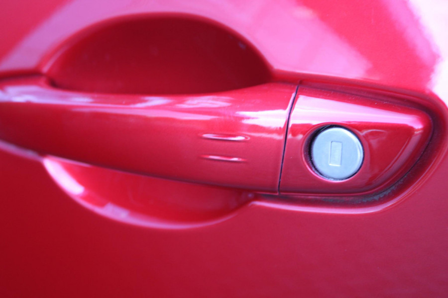 Alfa Romeo junior ELETTRICA SPECIALE 156PK 54 kWh | PANORAMISCH SCHUIF/KANTEL DAK | BICOLOR DAK (ZWART DAK) | WARMTEPOMP | TECHNOLOGIE PAKKET (O.A. FULL LED ADAPTIVE MATRIX KOPLAMPEN/DODEHOEK DETECTIE/DRAADLOZE TELEFOONLADER/ACHTERUITRIJ CAMERA/PARKEERSENSOREN VOOR, ACHTER,ZIJKANT) | DRAADLOZE APPLE CARPLAY/ANDROID AUTO | CLIMATE CONTROL | ELEKTRISCH BEDIENBARE ACHTERKLEP | STOEL VERWARMING | ELEKTRISCH BEDIENBARE VOORSTOEL MET MASSAGE FUNCTIE | VERKEERSBORDEN HERKENNING | ADAPTIVE CRUISE CONTROL | KEYLESS ENTRY/START | VOORRUIT VERWARMING |