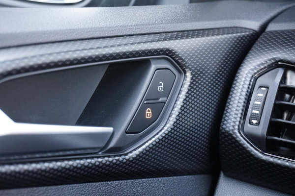 Volkswagen T-Cross 1.0 TSI Life + CAMERA / TREKHAAK / APPLE CARPLAY