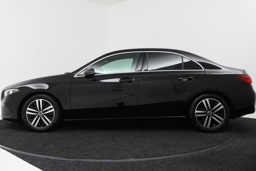 Mercedes-Benz A-Klasse 180 Business Solution Luxury (SFEERVERLICHTING, TREKHAAK UITKLAPBAAR, STOELVERWARMING, 1e EIGENAAR, CAMERA)