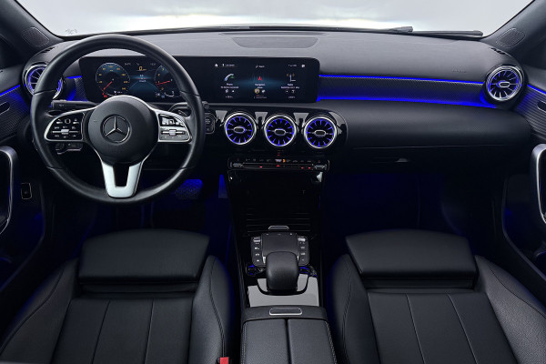 Mercedes-Benz A-Klasse 180 Business Solution Luxury (SFEERVERLICHTING, TREKHAAK UITKLAPBAAR, STOELVERWARMING, 1e EIGENAAR, CAMERA)
