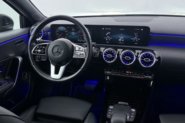 Mercedes-Benz A-Klasse 180 Business Solution Luxury (SFEERVERLICHTING, TREKHAAK UITKLAPBAAR, STOELVERWARMING, 1e EIGENAAR, CAMERA)