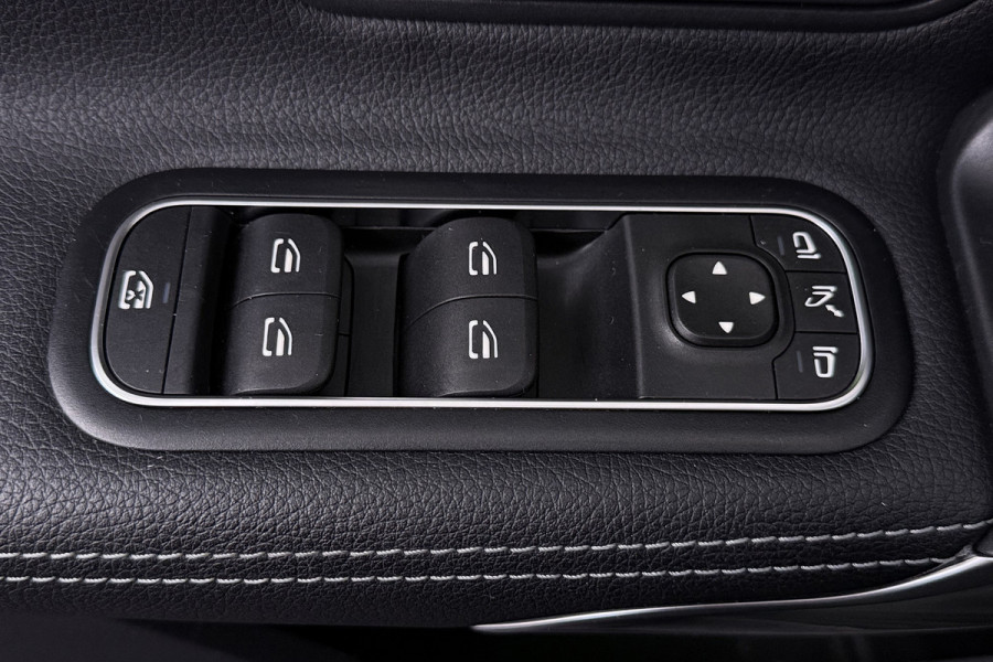 Mercedes-Benz A-Klasse 180 Business Solution Luxury (SFEERVERLICHTING, TREKHAAK UITKLAPBAAR, STOELVERWARMING, 1e EIGENAAR, CAMERA)