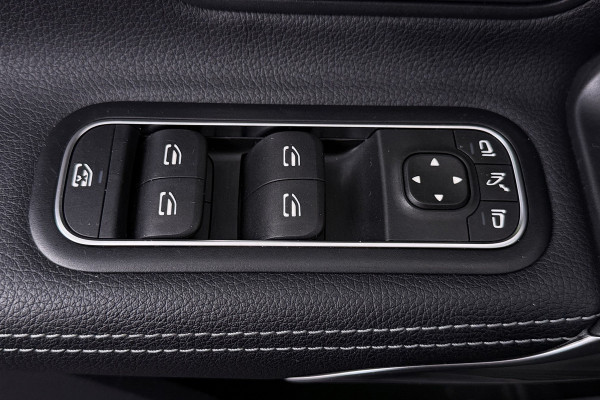 Mercedes-Benz A-Klasse 180 Business Solution Luxury (SFEERVERLICHTING, TREKHAAK UITKLAPBAAR, STOELVERWARMING, 1e EIGENAAR, CAMERA)