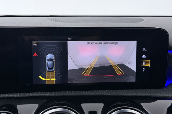 Mercedes-Benz A-Klasse 180 Business Solution Luxury (SFEERVERLICHTING, TREKHAAK UITKLAPBAAR, STOELVERWARMING, 1e EIGENAAR, CAMERA)