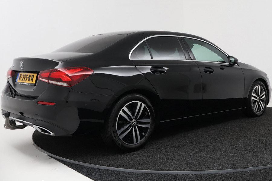Mercedes-Benz A-Klasse 180 Business Solution Luxury (SFEERVERLICHTING, TREKHAAK UITKLAPBAAR, STOELVERWARMING, 1e EIGENAAR, CAMERA)