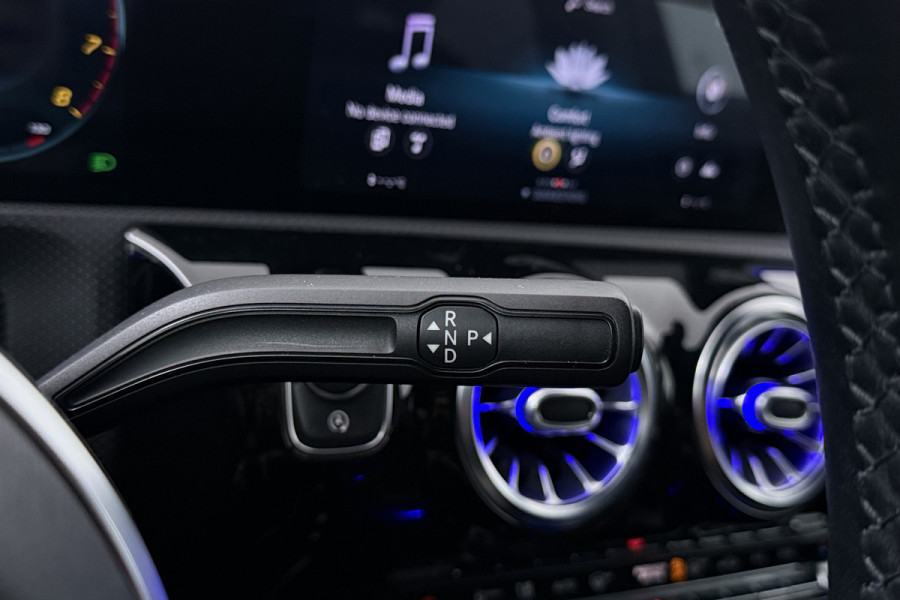 Mercedes-Benz A-Klasse 180 Business Solution Luxury (SFEERVERLICHTING, TREKHAAK UITKLAPBAAR, STOELVERWARMING, 1e EIGENAAR, CAMERA)