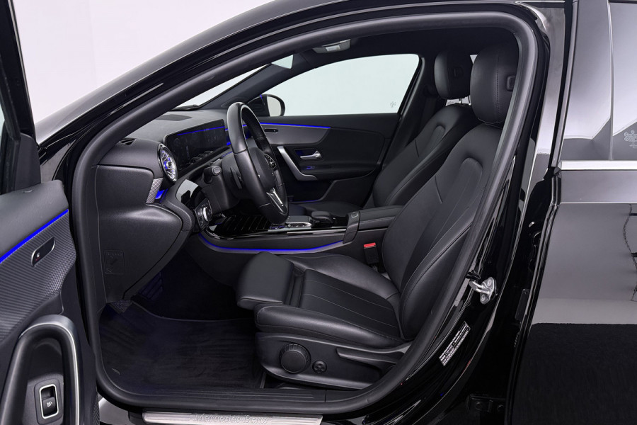 Mercedes-Benz A-Klasse 180 Business Solution Luxury (SFEERVERLICHTING, TREKHAAK UITKLAPBAAR, STOELVERWARMING, 1e EIGENAAR, CAMERA)