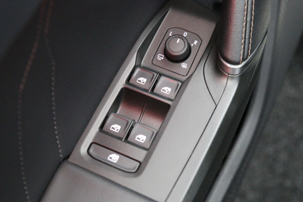 CUPRA Leon Sportstourer 1.4 e-Hybrid Essential, Memory, Stuur- & Stoelverwarming, Camera, Cruise Control