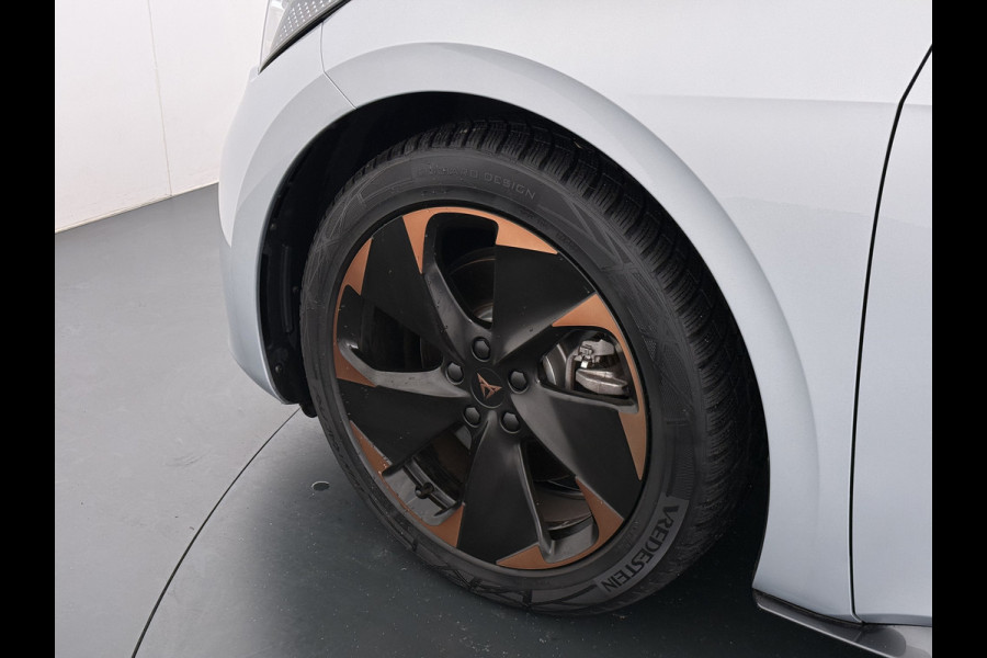 CUPRA Born Performance One 62kWh SOH 93,7% Sport-Comfort Stoelen Navi Camera Stoel+Stuurverwarming Adap.Cruise Android Auto Apple Carplay P Elek.Stoelen Keyless advanced Privacy Glas Lmv Coper Isofix Bluetooth Led Rijstrooksensor 1e Eigenaar Origineel Nederlandse Auto