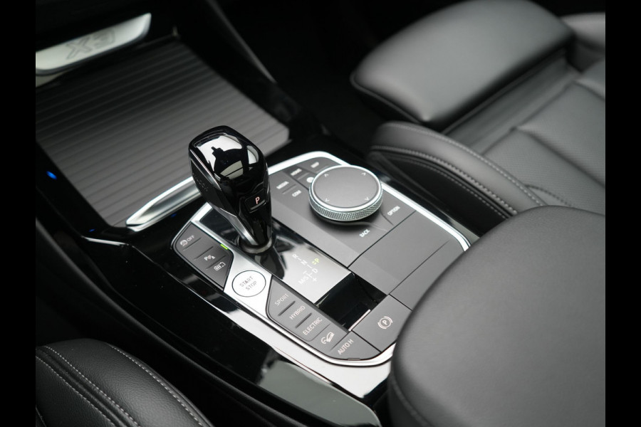 BMW X3 xDrive30e X Line FACELIFT PHEV 293pk Dealer O.H. | Trekhaak Af Fabriek | Panodak | Camera | Sfeerverlichting | Lederen Sportstoelen Verwarmd | Apple Carplay | Navigatie | DAB | Virtual | Cruise Control | Plug In Hybrid |