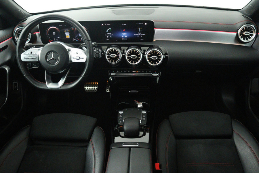 Mercedes-Benz CLA-Klasse 200 Business Solution AMG (PANORAMADAK, SFEERVERLICHTING, STOELVERWARMING, 1e EIGENAAR, GOED ONDERHOUDEN)