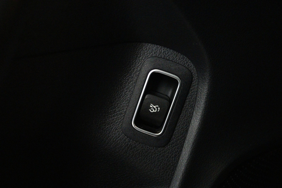 Mercedes-Benz CLA-Klasse 200 Business Solution AMG (PANORAMADAK, SFEERVERLICHTING, STOELVERWARMING, 1e EIGENAAR, GOED ONDERHOUDEN)