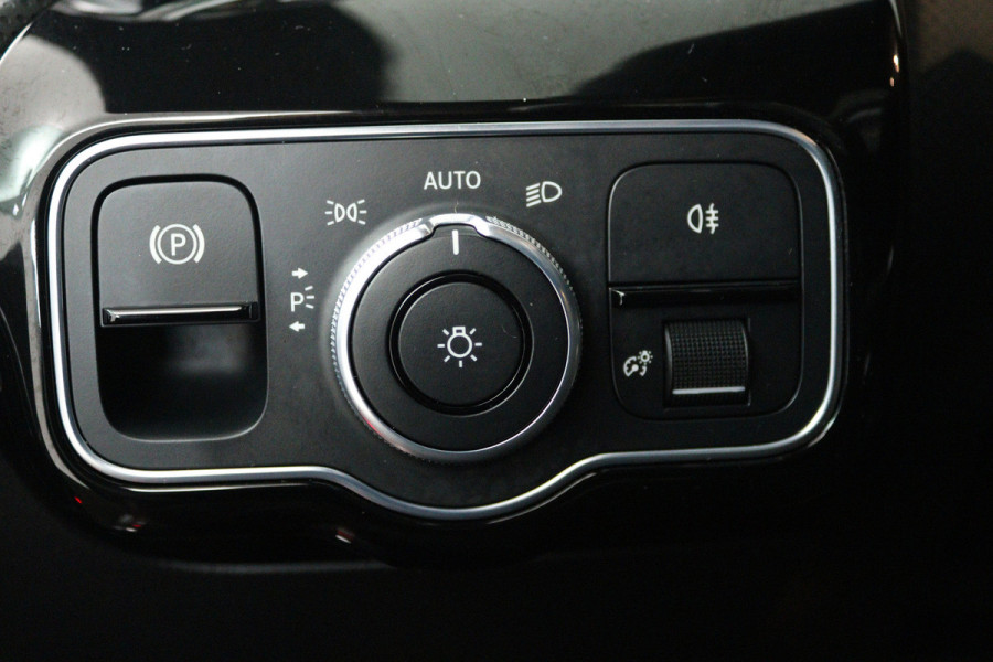 Mercedes-Benz CLA-Klasse 200 Business Solution AMG (PANORAMADAK, SFEERVERLICHTING, STOELVERWARMING, 1e EIGENAAR, GOED ONDERHOUDEN)
