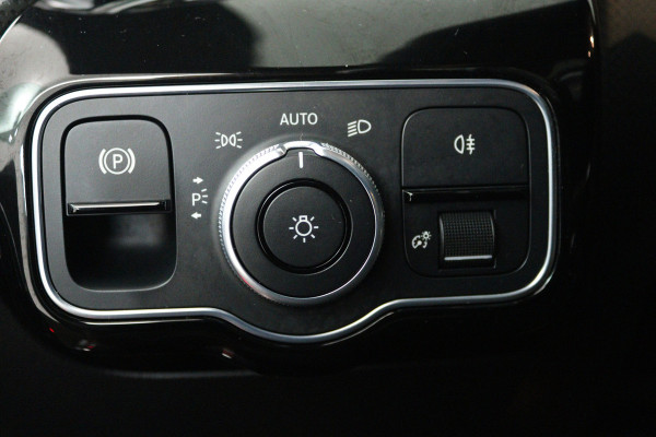 Mercedes-Benz CLA-Klasse 200 Business Solution AMG (PANORAMADAK, SFEERVERLICHTING, STOELVERWARMING, 1e EIGENAAR, GOED ONDERHOUDEN)