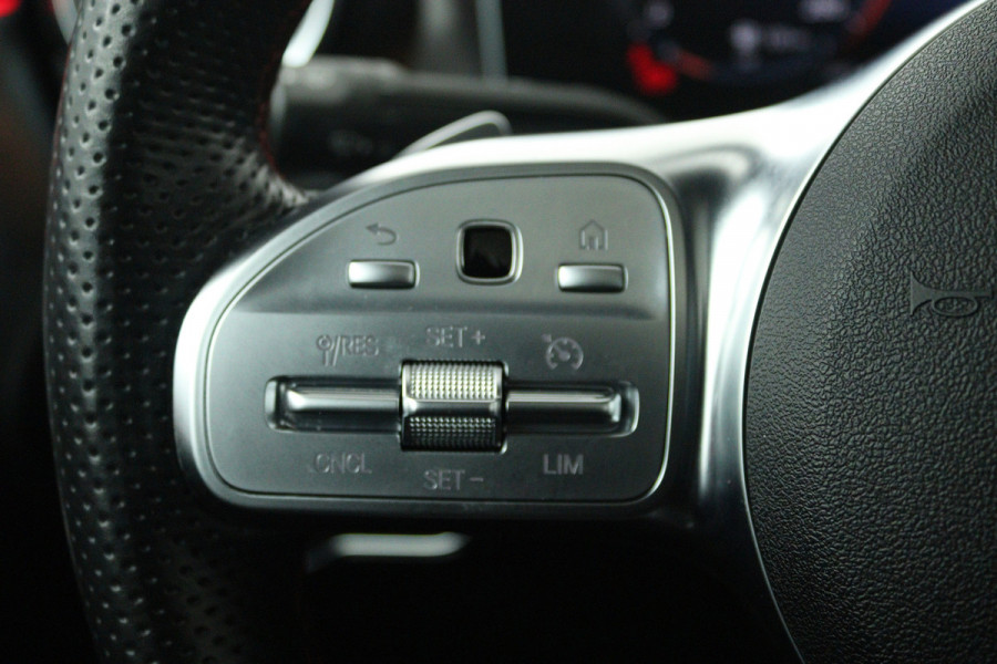 Mercedes-Benz CLA-Klasse 200 Business Solution AMG (PANORAMADAK, SFEERVERLICHTING, STOELVERWARMING, 1e EIGENAAR, GOED ONDERHOUDEN)