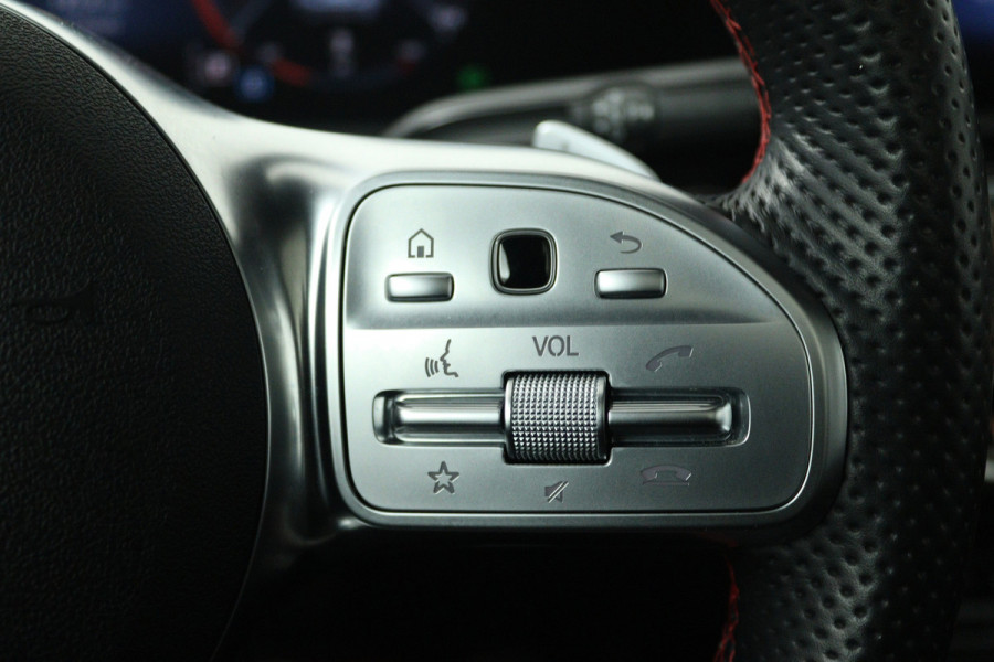 Mercedes-Benz CLA-Klasse 200 Business Solution AMG (PANORAMADAK, SFEERVERLICHTING, STOELVERWARMING, 1e EIGENAAR, GOED ONDERHOUDEN)