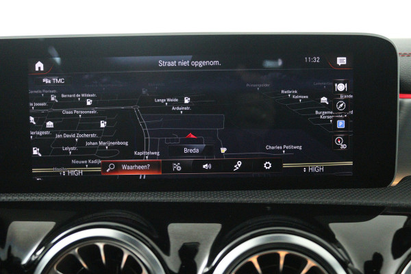 Mercedes-Benz CLA-Klasse 200 Business Solution AMG (PANORAMADAK, SFEERVERLICHTING, STOELVERWARMING, 1e EIGENAAR, GOED ONDERHOUDEN)