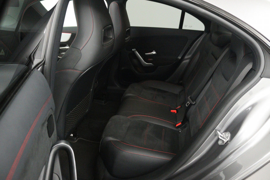 Mercedes-Benz CLA-Klasse 200 Business Solution AMG (PANORAMADAK, SFEERVERLICHTING, STOELVERWARMING, 1e EIGENAAR, GOED ONDERHOUDEN)