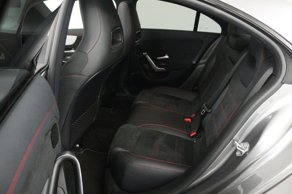 Mercedes-Benz CLA-Klasse 200 Business Solution AMG (PANORAMADAK, SFEERVERLICHTING, STOELVERWARMING, 1e EIGENAAR, GOED ONDERHOUDEN)