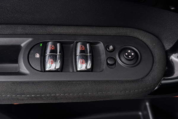 MINI Countryman 1.5 Cooper Chili (PANORAMADAK, STOELVERWARMING, HEAD-UP, CLIMA, H/K, VOORRUIT VERWARMING, LED)