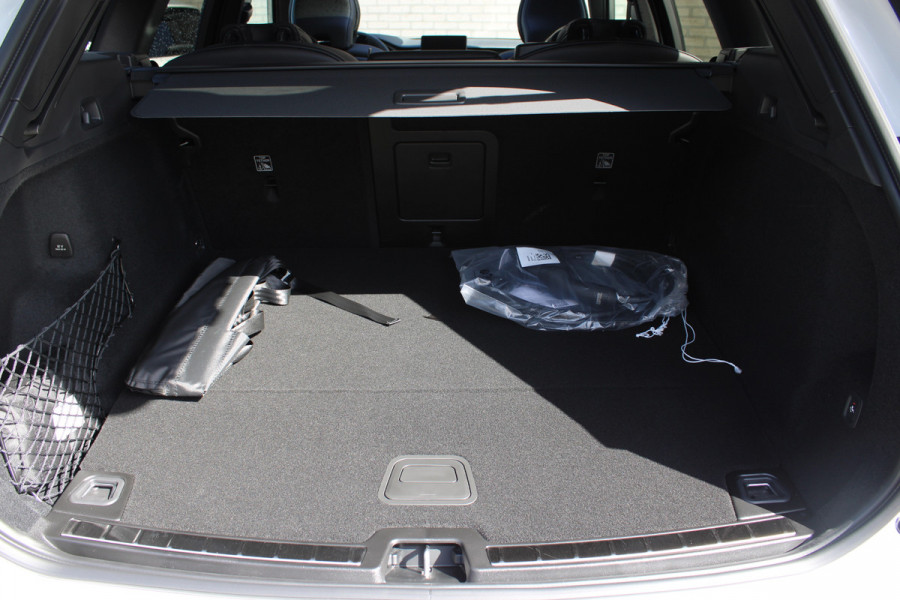 Volvo XC60 2.0 T8 Plug-in hybrid Plus Black Edition | Head-up | 360 | Zwenkbare trekhaak | Panoramadak