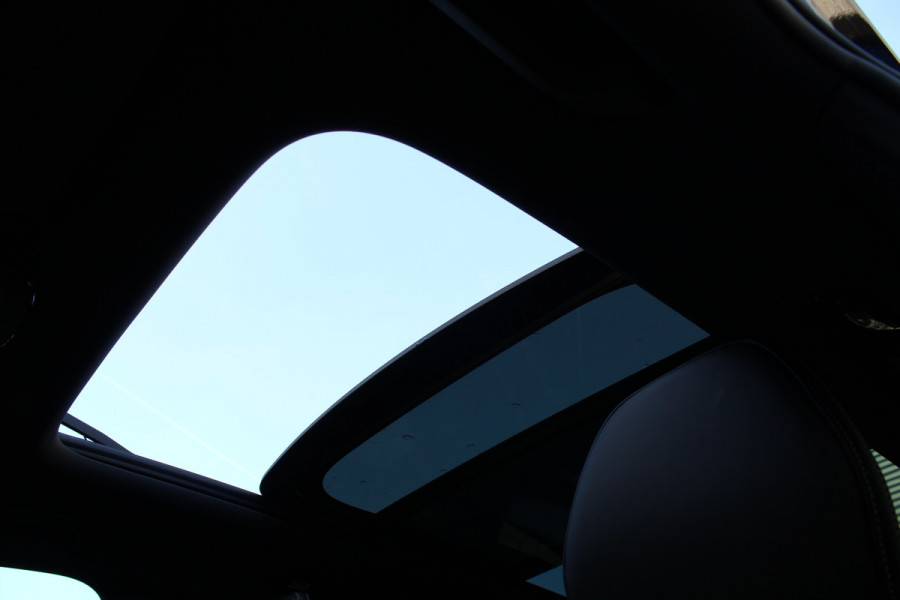 Volvo XC60 2.0 T8 Plug-in hybrid Plus Black Edition | Head-up | 360 | Zwenkbare trekhaak | Panoramadak