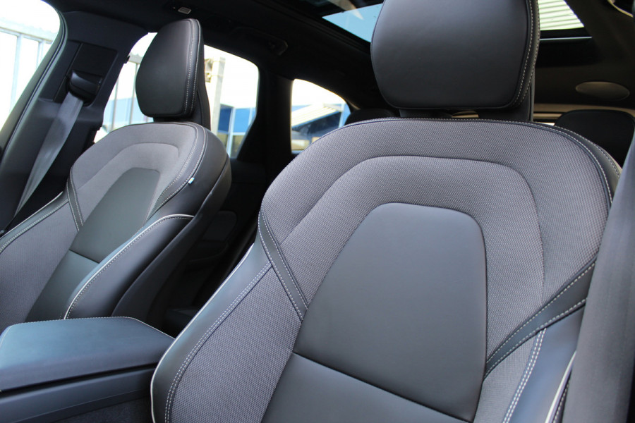 Volvo XC60 2.0 T8 Plug-in hybrid Plus Black Edition | Head-up | 360 | Zwenkbare trekhaak | Panoramadak