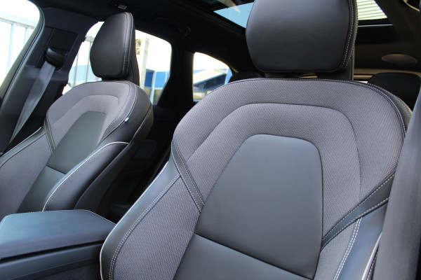 Volvo XC60 2.0 T8 Plug-in hybrid Plus Black Edition | Head-up | 360 | Zwenkbare trekhaak | Panoramadak