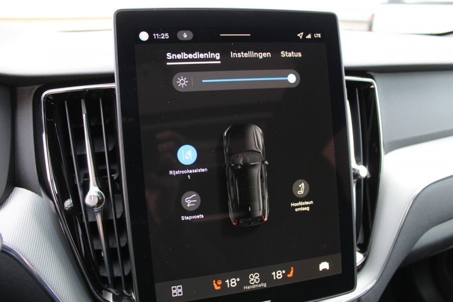 Volvo XC60 2.0 T8 Plug-in hybrid Plus Black Edition | Head-up | 360 | Zwenkbare trekhaak | Panoramadak