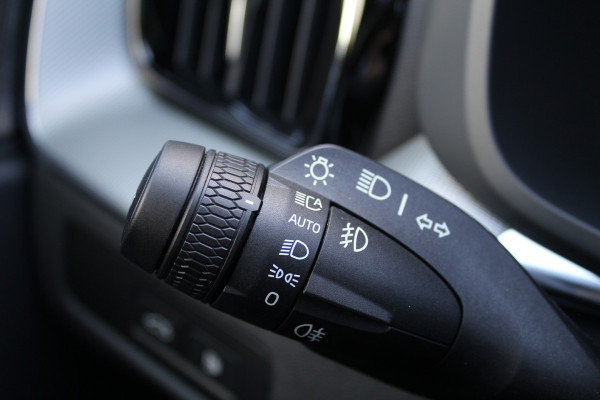 Volvo XC60 2.0 T8 Plug-in hybrid Plus Black Edition | Head-up | 360 | Zwenkbare trekhaak | Panoramadak
